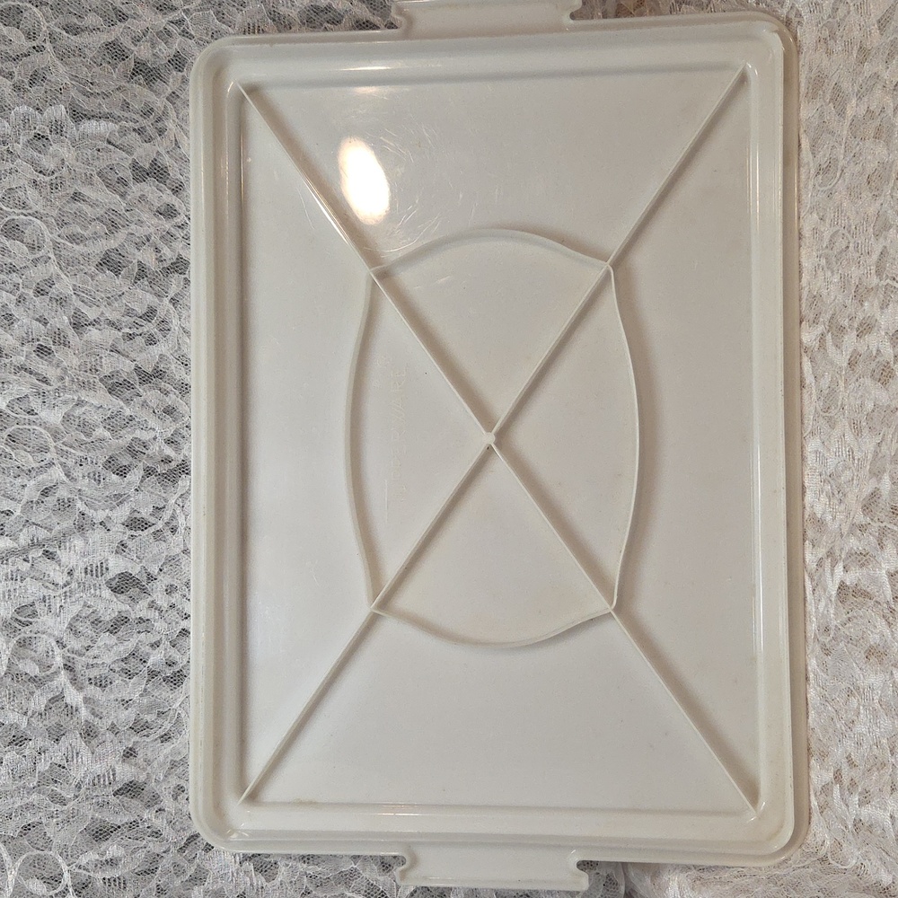 Tupperware: Cake Keeper Container - Picture 3 of 11